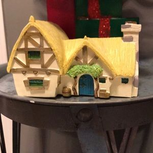 Mini Snow White and the Seven Dwarfs house.